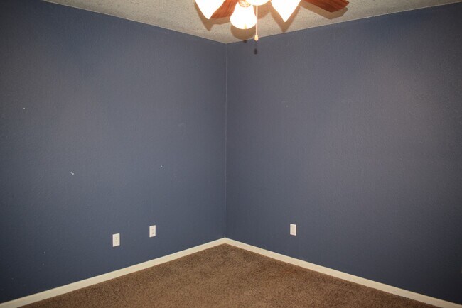 Building Photo - 3 bedroom 2 Bathroom Duplex in Hunters Ridge