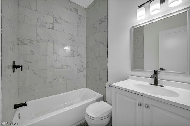 Building Photo - 12001 Oakview Ave