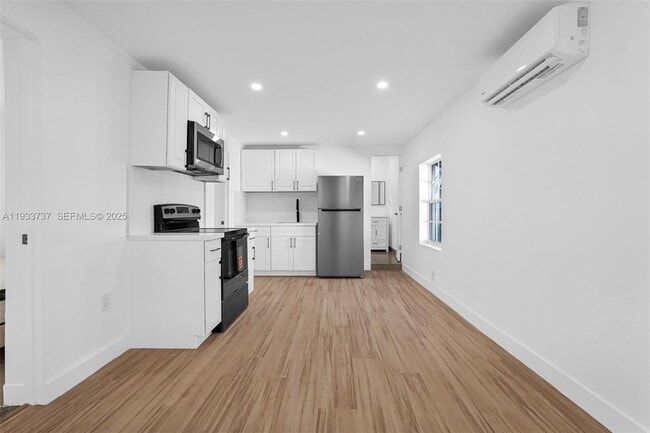 Building Photo - 2419 Coolidge St