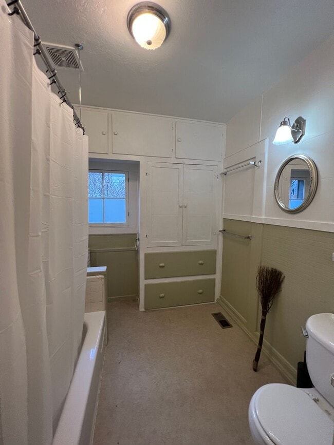 Building Photo - 3 Bedroom Craftsman style home in prime As...