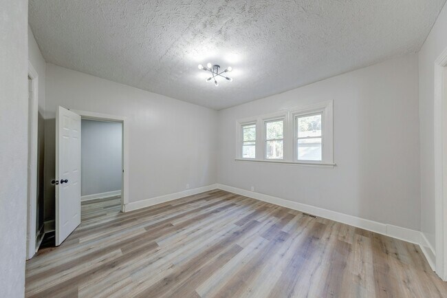 Building Photo - 1138 W 33rd St