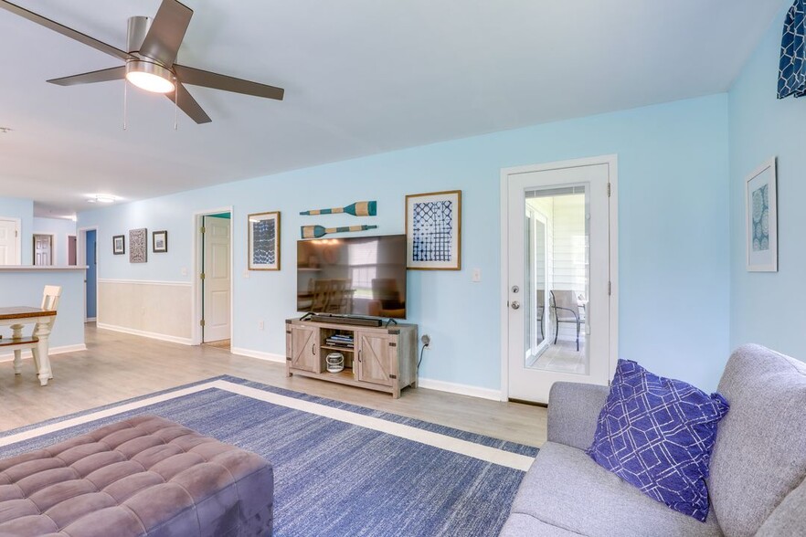 Building Photo - 1278 River Oaks Dr