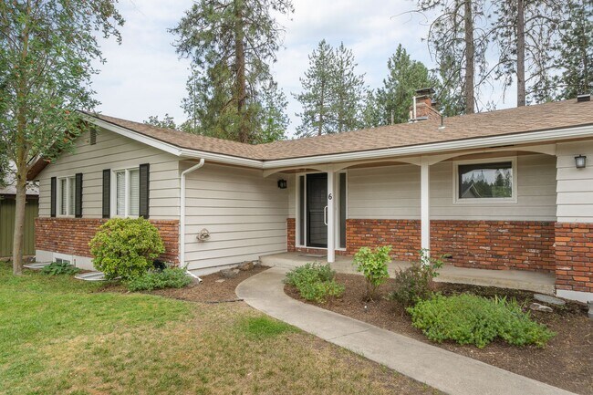 Building Photo - Available Now!! 5 Bedroom, 3 Bathroom Ranc...