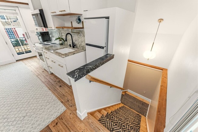 Building Photo - 264 Lake St