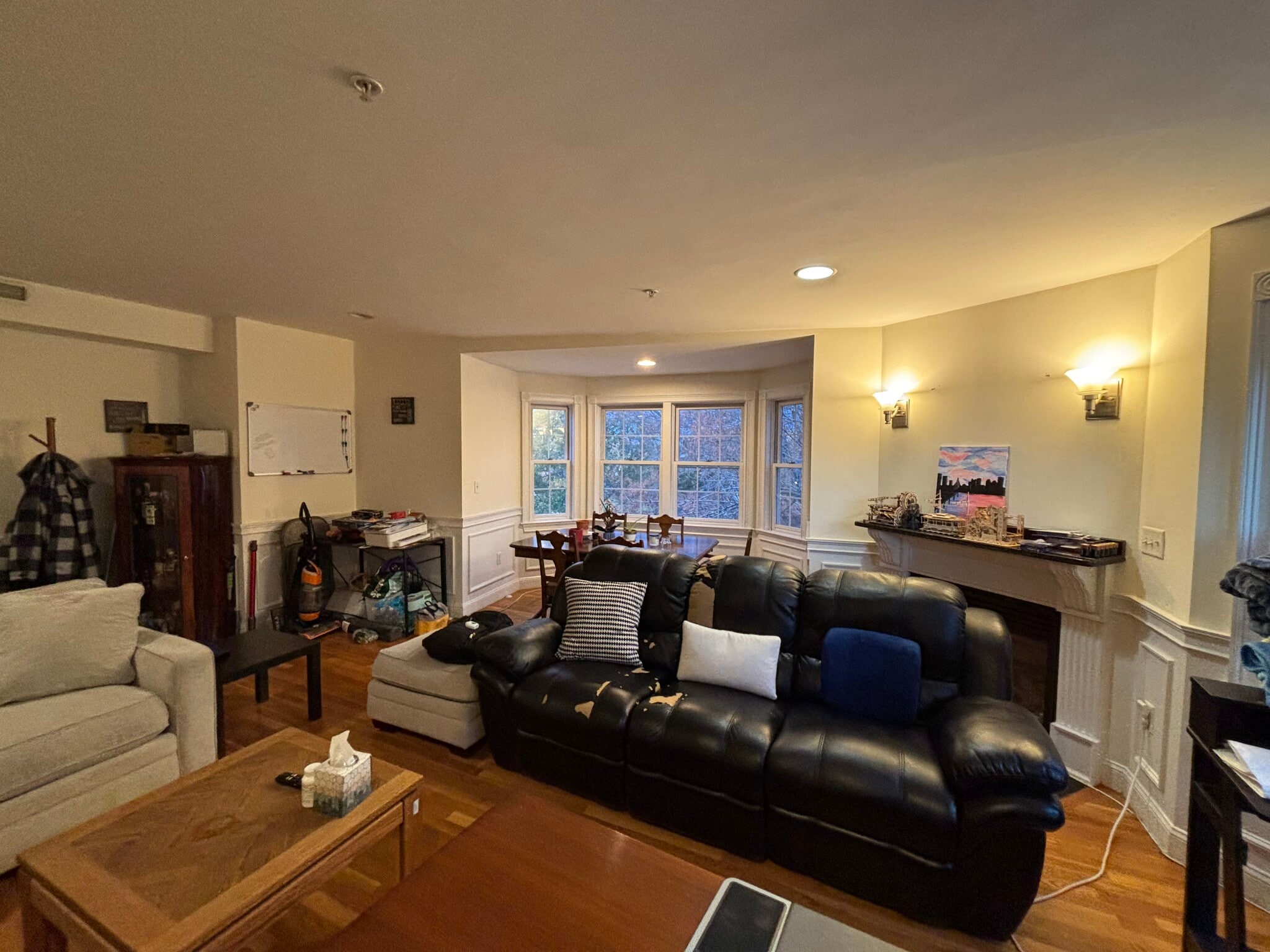 Large bay windows - 1328 Broadway