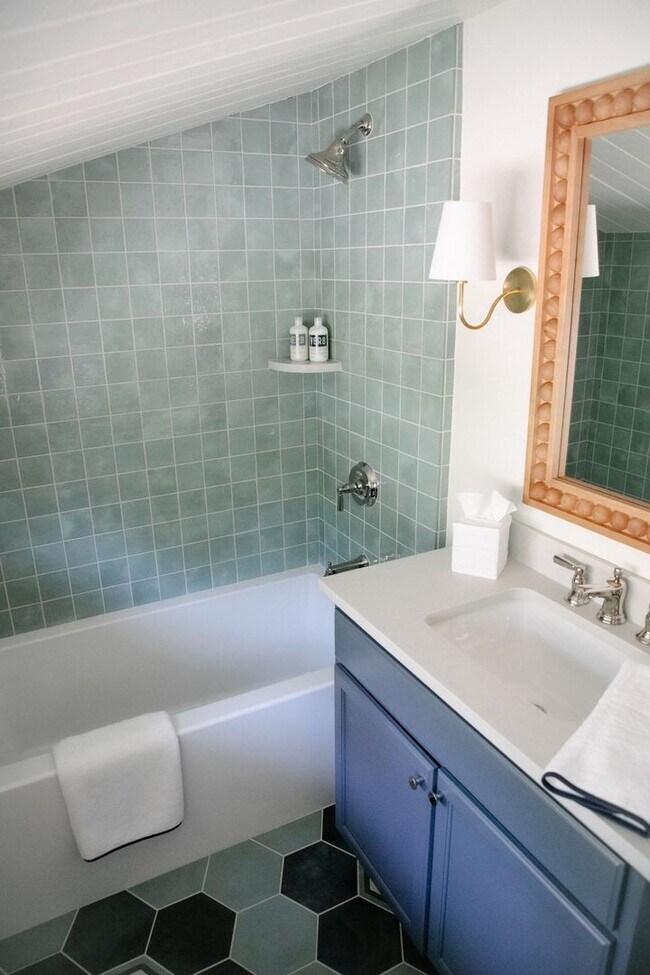 Building Photo - 344 Country Club Dr