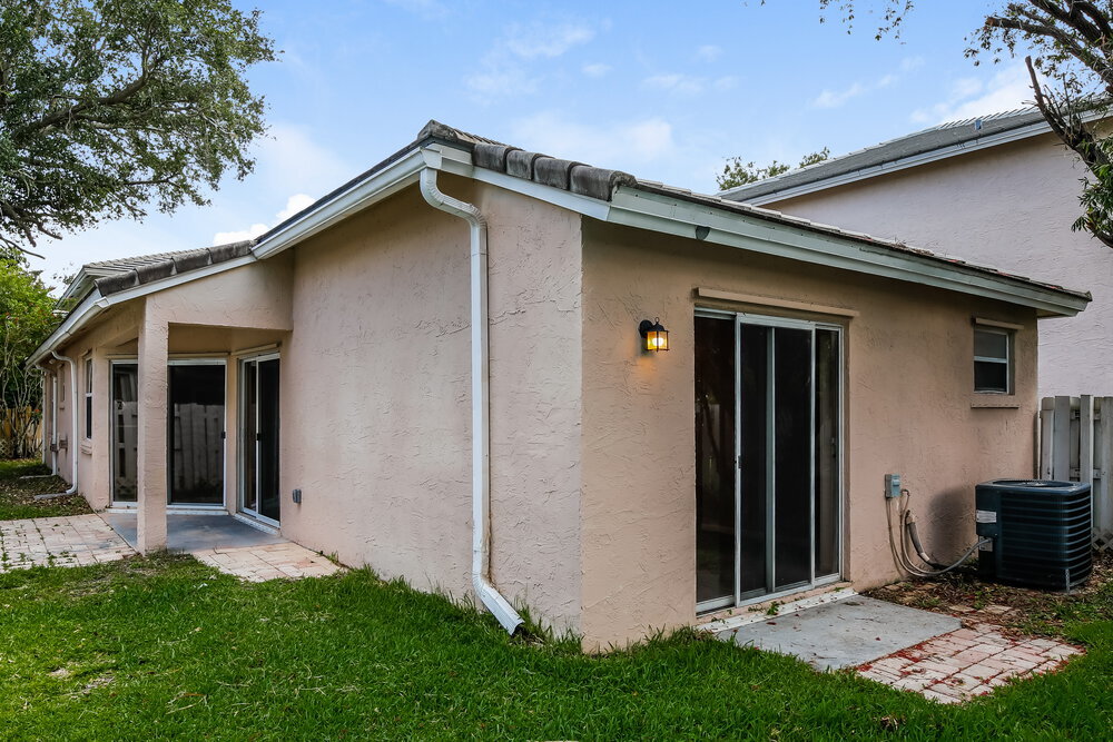 Building Photo - 9845 NW 9th Ct