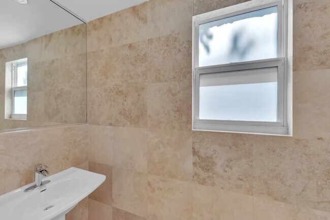 Building Photo - 200 NE 16th Ave