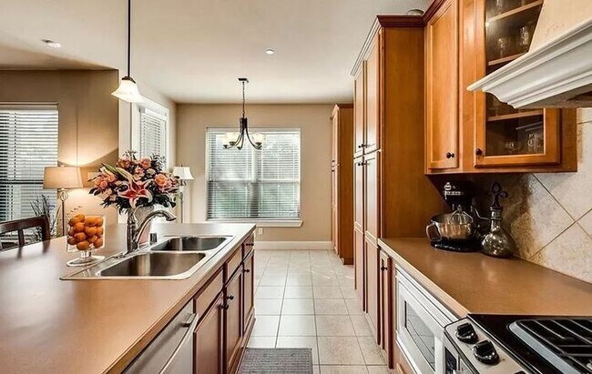 Building Photo - Upscale living in this fabulous Townhome!