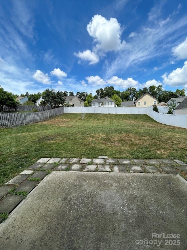 Building Photo - 10517 Donahue Dr