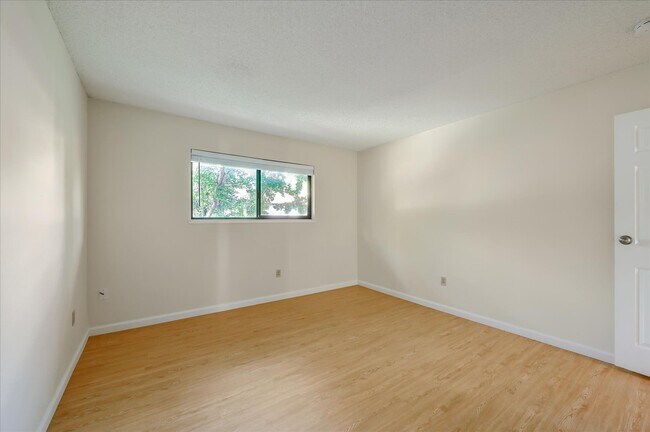 Building Photo - 10 Pueblo Dr