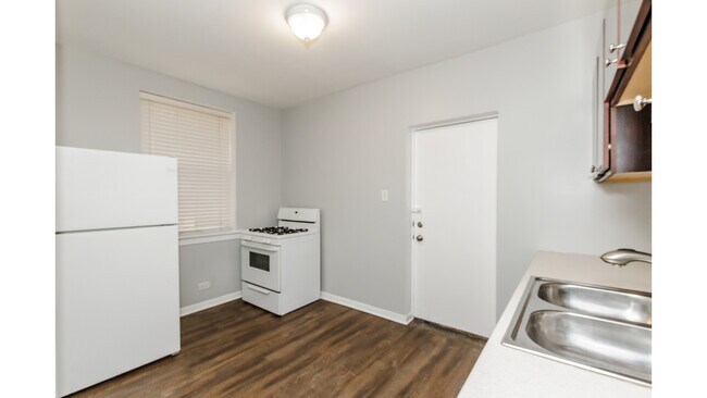 Building Photo - 4504 W Fullerton Ave