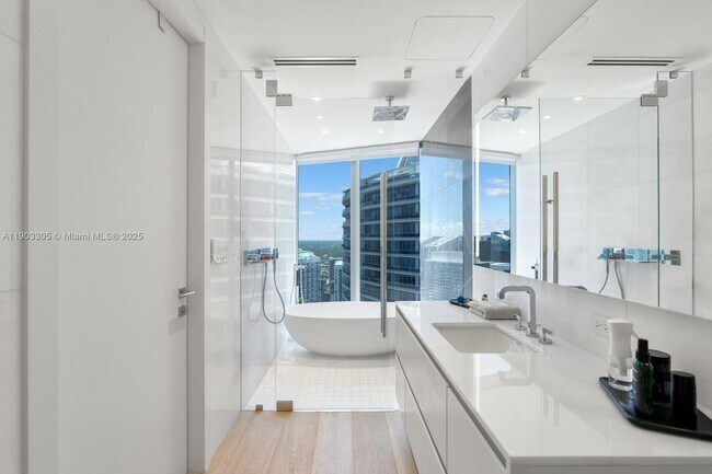 Building Photo - 300 Biscayne Blvd Way