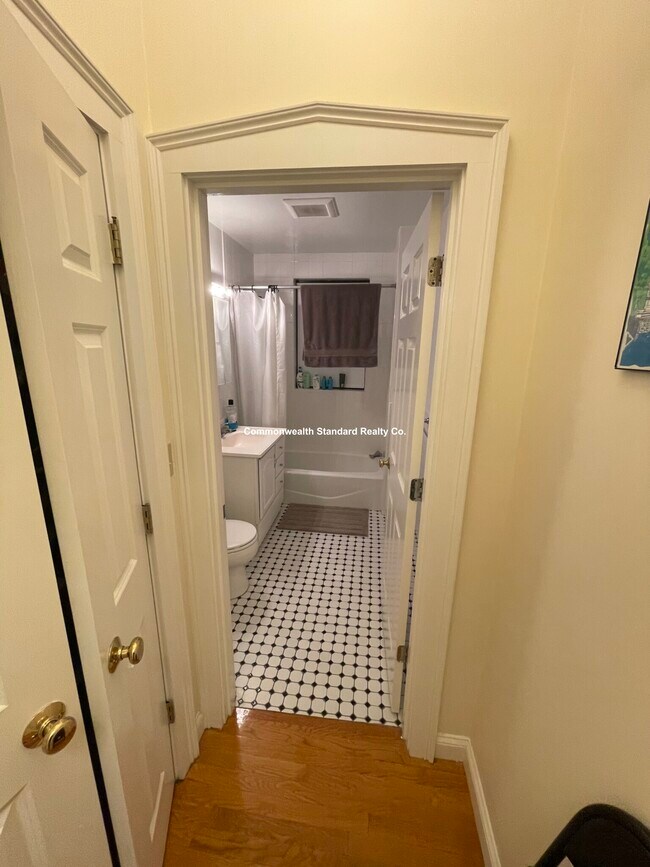 Building Photo - 4 Park Vale Ave