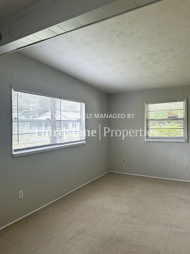 Building Photo - 630 E 60th St
