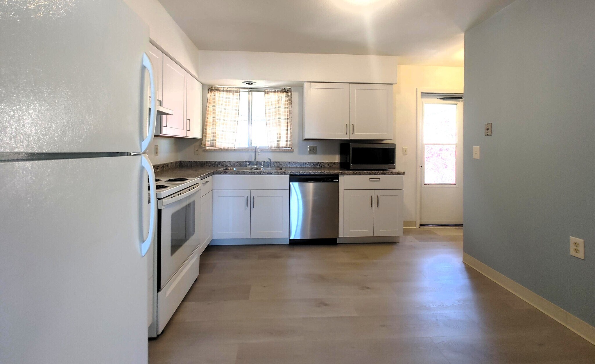 Building Photo - 8869 Circle Dr