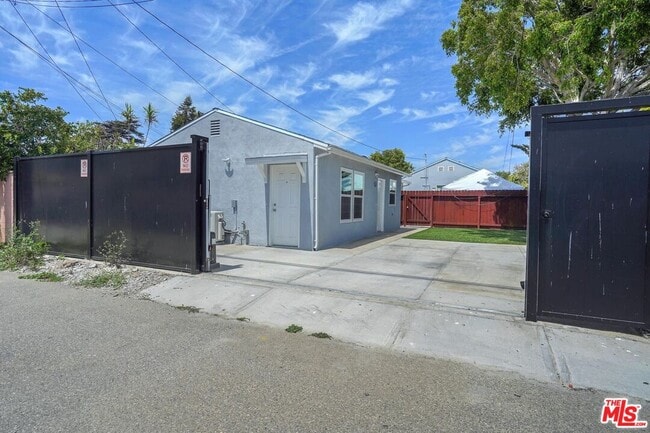 Building Photo - 1735 S Carmelina Ave