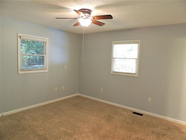Building Photo - 19 Ashwood Dr
