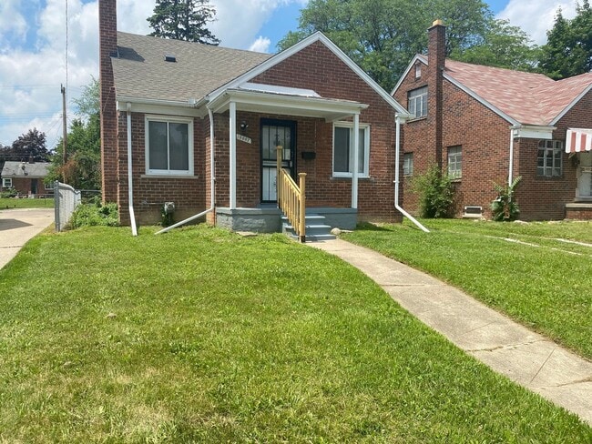 Building Photo - Renovated 3-Bedroom Home – We Welcome Sect...