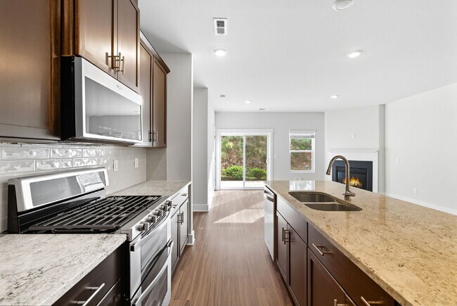 Building Photo - Modern 3 Bedroom, 2.5 Bath Townhome in Chapel Green