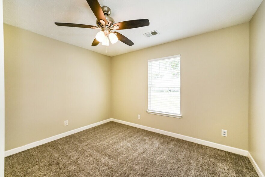 Building Photo - 1127 Sunnycrest Ct