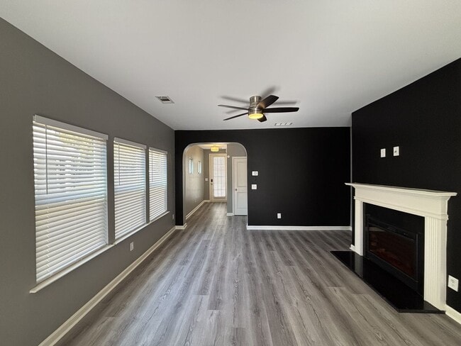 Building Photo - Gated Private Community! Spacious 3 Bedroom and 2.5 Bath End Unit Townhome