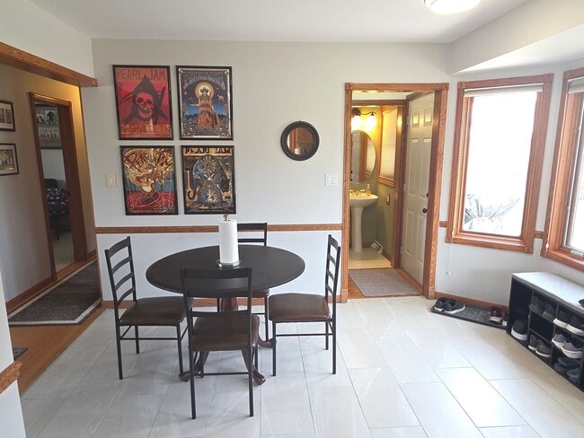 Building Photo - Updated 3 bedroom Racine ranch