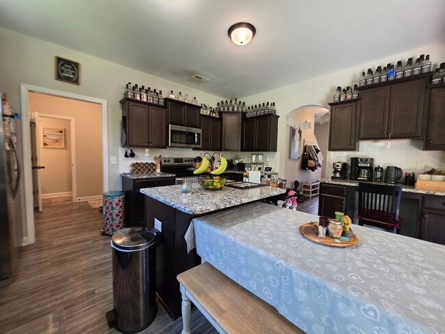 Building Photo - Spacious & Stylish Living Near Camp Lejeune with Expansive Fenced Backyard