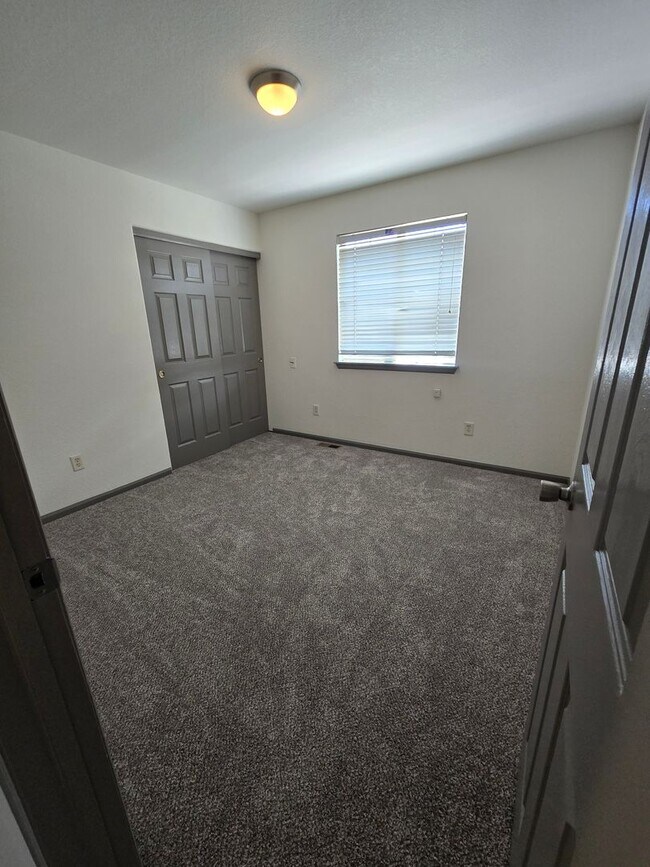 Building Photo - Spacious and Bright 4 Bedroom Home with Garage and Basement Now Available!