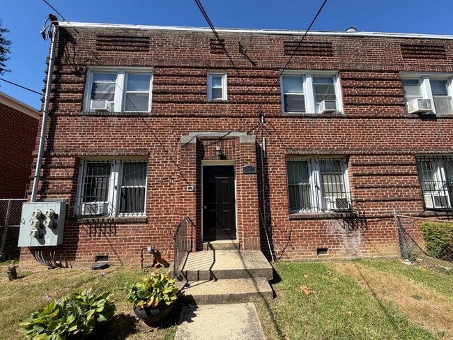 Building Photo - 417 Newcomb St SE