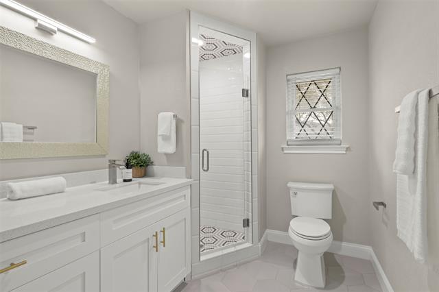 Building Photo - 6350 Glennox Ln