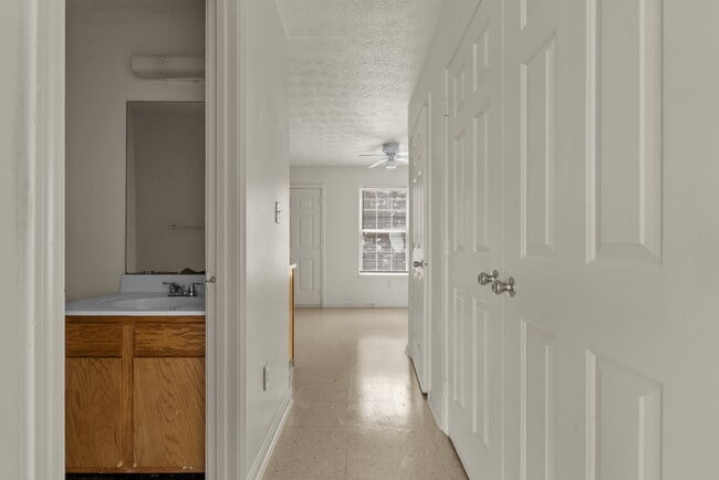 Building Photo - Charming Two Bedroom Townhome in South Louisville, Family-Friendly Neighborhood!