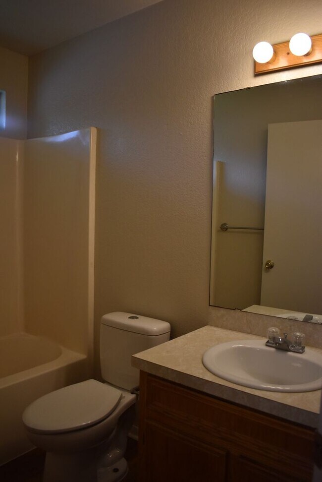Building Photo - 837 Lakeview Dr