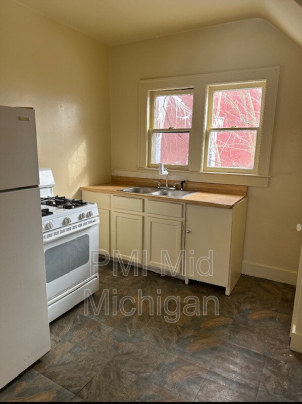 Building Photo - 820 E 3rd St