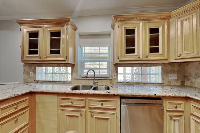Building Photo - 20123 Sunny Shores Dr