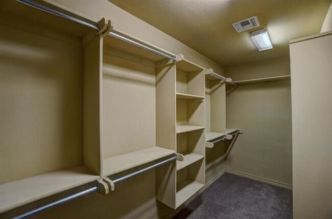 Building Photo - 7904 SW Powell Ct