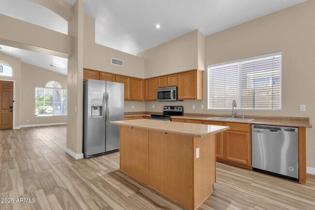 Building Photo - 3261 W Ross Dr