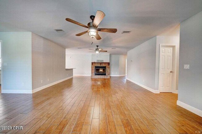 Building Photo - 350 Greenwood Cir