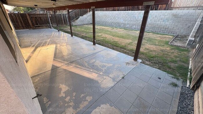 Building Photo - 4 bedroom 2 bathroom split wing home in North Bakersfield