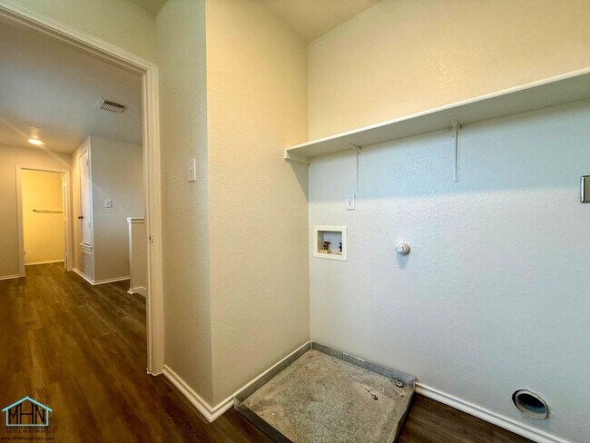 Building Photo - Beautifully Updated 2-Story 3-Bedroom, 2.5-Bathroom Gem Nestled in the Heart of San Antonio!