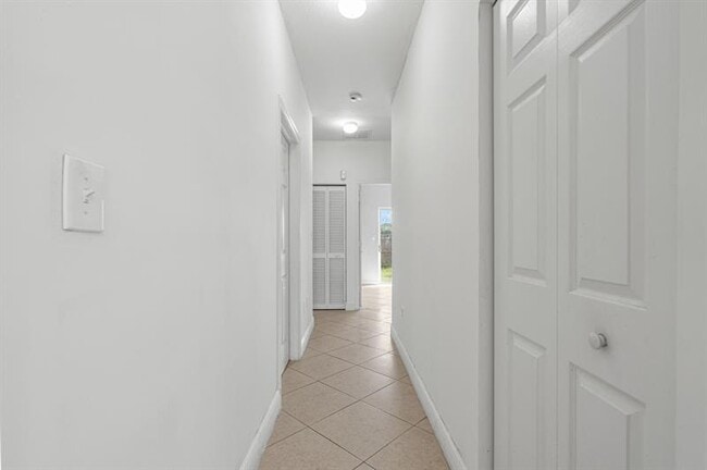 Building Photo - 2552 NE 41st Ave