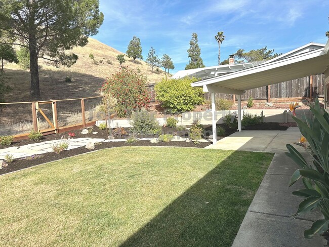 Building Photo - Beautiful 3 bed / 2 bath / 1,648 sqft hous...
