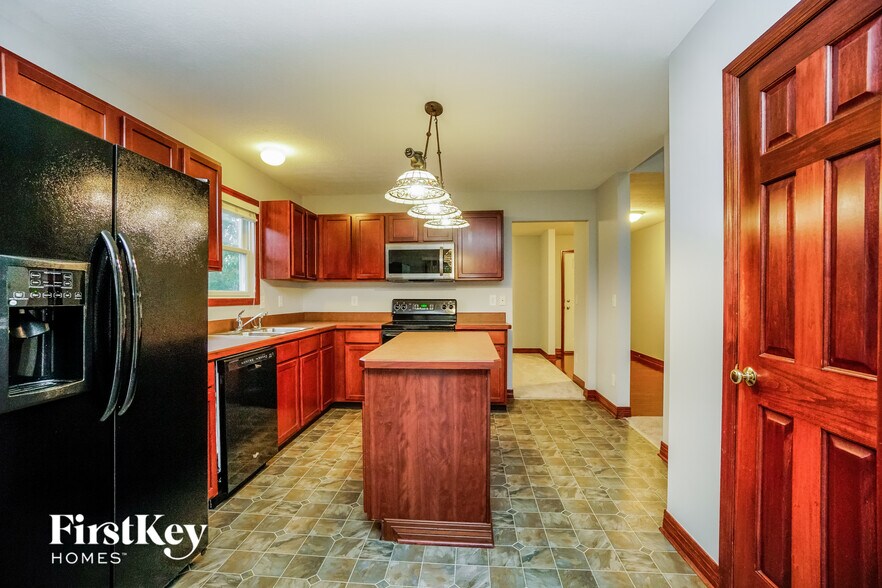 Building Photo - 936 Poppleton Pl N