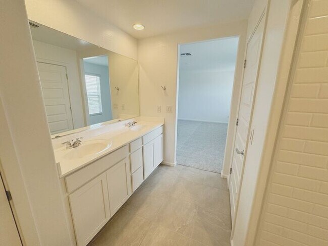 Building Photo - MOVE IN SPECIALS!! 15 DAYS RENT FREE!! New 5-Bedroom Home in Phoenix with Upgrades!