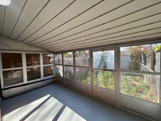 Building Photo - 2 Bedroom Townhome County Halethorpe