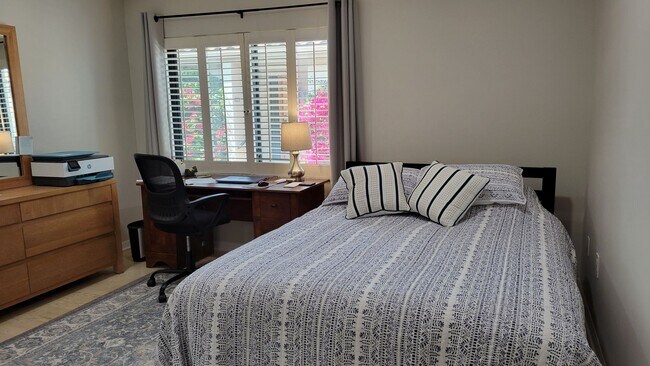 Building Photo - Seasonal/short term renovated 3/3 villa with golf course views on Longboat Key!