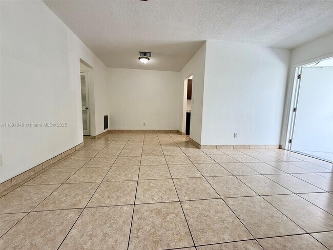 Building Photo - 206 SE 9th Ct