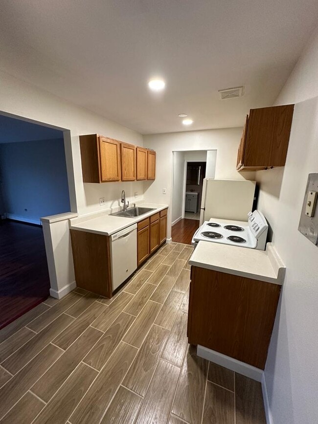 Kitchen - 7422 Brookdale Dr