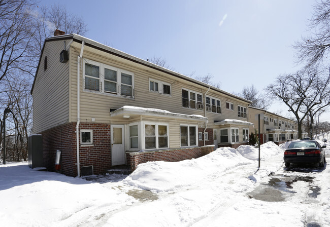 Building Photo - Riverside Terrace Family Residence