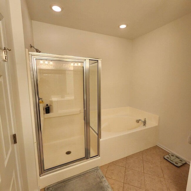 Building Photo - Stunning 3BD, 2.5BA Raleigh Townhome with a 1-Car Garage and Premier HOA Amenities